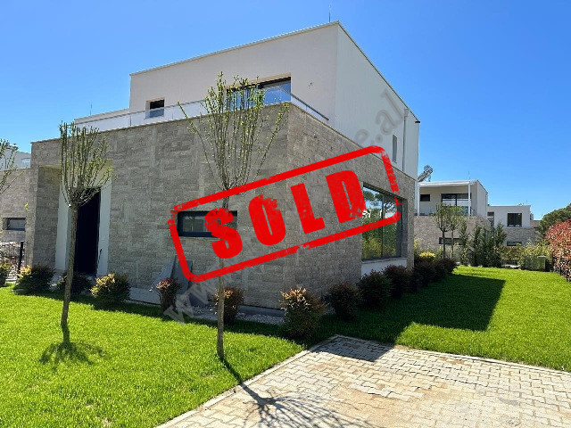 Kjo vil&euml;&nbsp;me arkitektur&euml; moderne&nbsp;ndodhet n&euml; kompleksin ekskluziv San Pietro,